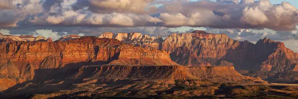 Zion National Park Dramatic Mountains Afternoon Sunshine Surrounding Storm Clouds — Stock Photo, Image