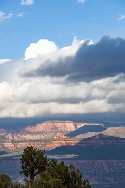 Zion National Park Dramatische Bergen Middag Zonneschijn Met Omringende Storm Rechtenvrije Stockfoto's