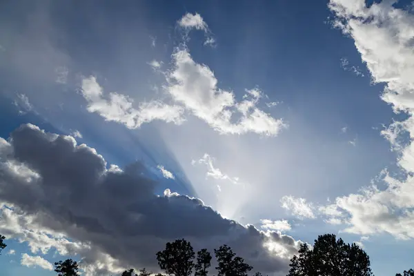 Luz Solar Tarde Por Trás Nuvens Tempestade Criando Feixe Luz Fotos De Bancos De Imagens