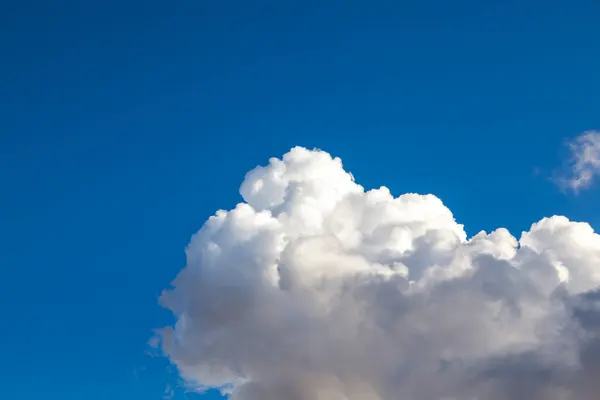 Ένα Λευκό Αφράτο Σύννεφο Φωτισμένο Από Την Απογευματινή Λιακάδα Που Εικόνα Αρχείου