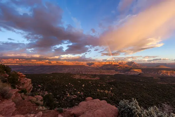 Dramatyczne Góry Parku Narodowego Zion Popołudniowym Słońcu Otaczającymi Chmurami Burzowymi Obraz Stockowy