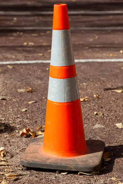 Ein Orangefarbener Verkehrssicherheitskegel Mit Reflektierendem Band Auf Einem Parkplatz Zion — Stockfoto