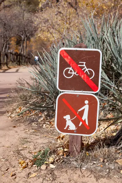 Знаки Показують Відсутність Велосипедів Відсутність Домашніх Тварин Стежці Веде Річку Стокова Картинка