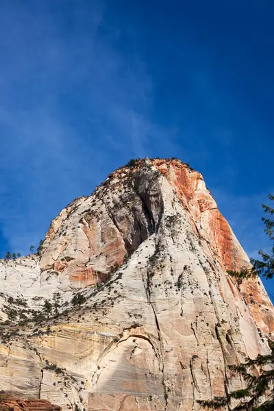 Oud Sediment Erodeerde Uit Tot Ongelooflijk Hoge Rotswanden Die Bedekt Stockfoto