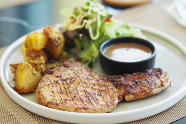 Soslu biftek, patates ve taze sebze..