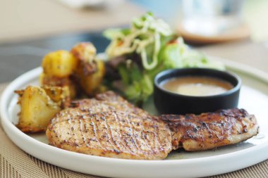 Soslu biftek, patates ve taze sebze..