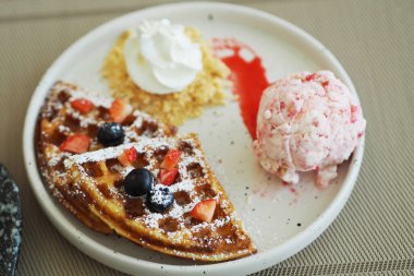 Waffle ve çilekli dondurma, karamel şurubu ve taze böğürtlen.. 