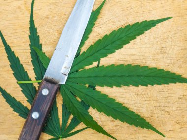 Kenevir Yığını Kesme tahtası ve Bıçaklı Ortak.