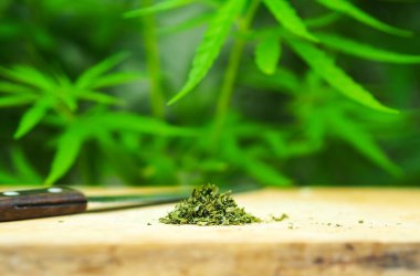 Kenevir Yığını Kesme tahtası ve Bıçaklı Ortak.