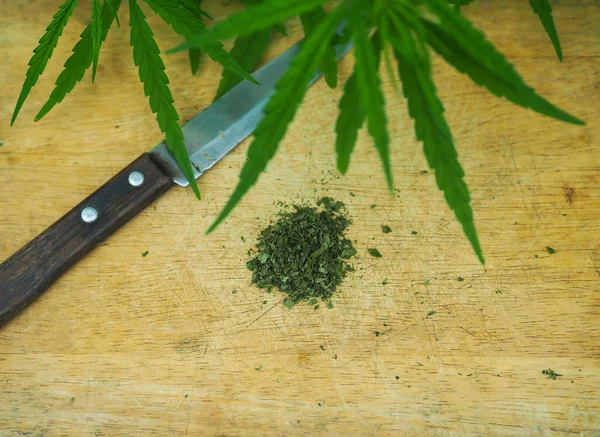 Pile Cannabis Ízület Vágódeszkával Késsel — Stock Fotó