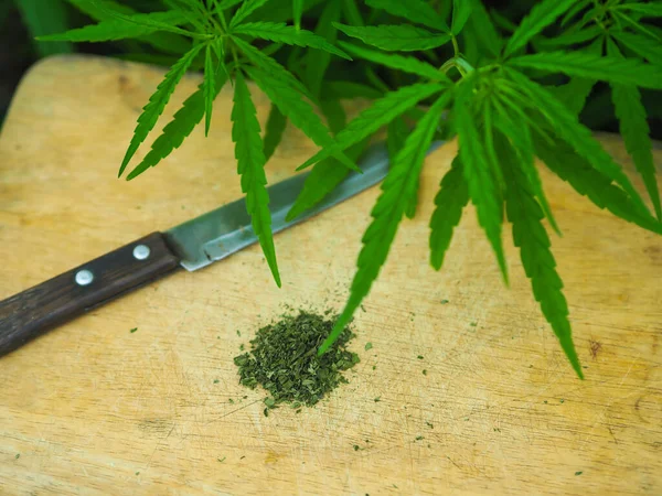 Pile Cannabis Joint Avec Planche Découper Couteau — Photo