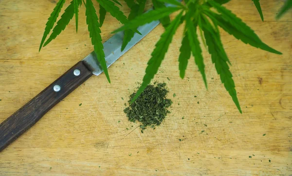 Högen Cannabis Joint Med Hackbräda Och Kniv — Stockfoto