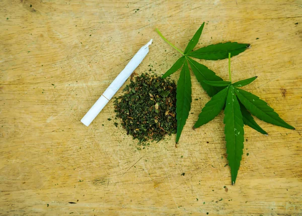 Mucchio Cannabis Joint Con Tagliere Coltello — Foto Stock