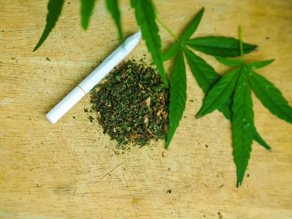 Tumpukan Cannabis Bersama Dengan Chopping Board Dan Knife — Stok Foto