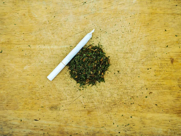 Σωρός Από Cannabis Joint Ξύλο Κοπής Και Μαχαίρι — Φωτογραφία Αρχείου