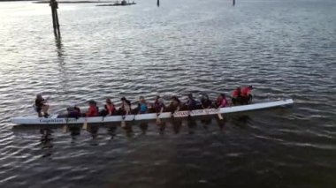 Rocky Point Parkı 'nda 4K çözünürlüklü kadın kürek takımlarının hareketi