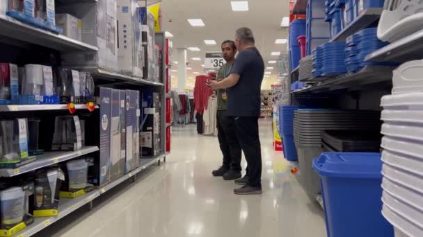 Sopper Kéri Személyzetet Hogy Vegyenek Egy Hűtőt Walmart Üzletben — Stock videók