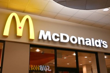 Duvarda McDonald 's logosu var.