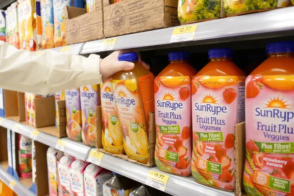 Wanita Membeli Buah Sunrype Ditambah Jus Sayuran Dalam Toko Walmart Stok Foto Bebas Royalti