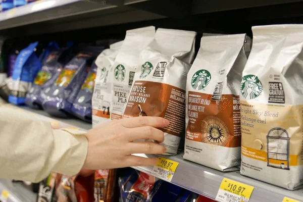 Frau Kauft Starbucks Frühstücksmischung Und Hauskaffee Einem Walmart Geschäft Stockfoto