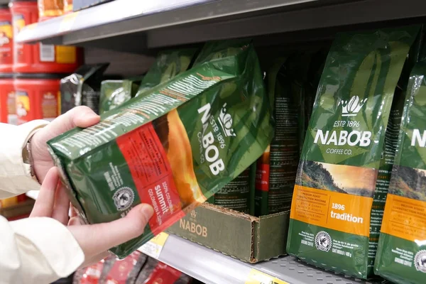 Frau Kauft Nabob 100 Prozent Kolumbianischen Gipfelkaffee Einem Walmart Geschäft Stockbild