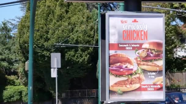 Nowy Znak Hamburgera Mcdonalda Poboczu Ludźmi Samochodami Przejeżdżającymi Obok — Wideo stockowe