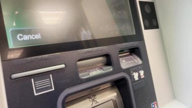 ATM 'nin tuşlarına elle basan adamın yakın plan görüntüsü