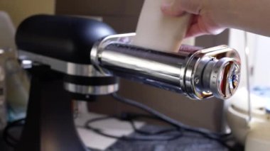 Hamuru yuvarlarken, ev yapımı makarna hazırlarken yakın plan çekime odaklanın..