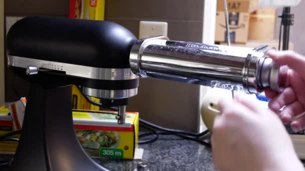 Nahaufnahme Des Ausrollens Des Teigs Bei Der Zubereitung Hausgemachter Nudeln — Stockvideo