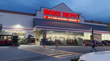 Gece bir Home Depot mağazasının ön çekimine yakın çekim