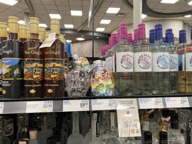 Coquitlam, BC, Kanada - 24 Mayıs 2024: BC Liquor mağazasında şarap ve votka şişelerinin satışı.