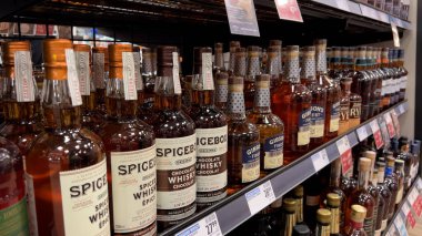 Coquitlam, BC, Kanada - Haziran 2024: BC Liquor mağazasında şarap ve viski şişelerinin satışını göster.