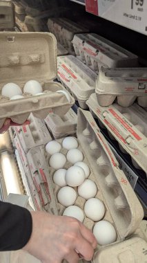 Bir kadın markette yumurta alır ve kırık yumurta değiştirir..