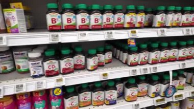 Süpermarket içinde 4k çözünürlüklü C vitamini alan insanların hareketi