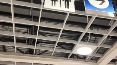Ikea mağazasında kadın ve erkek tuvaleti logosu 4K çözünürlüklü.
