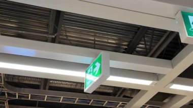 Ikea mağazasında 4k çözünürlüklü çıkış işareti
