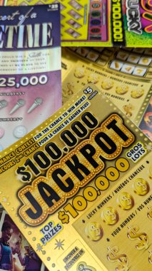 Masadaki kazı kazan biletleri.