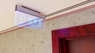 Duvarda 4K çözünürlüklü tuvaletler var.