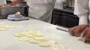 İnsanların hareketi hamuru yoğuruyor ve elleriyle şekillendiriyor. Taipei Tayvan 'da 4k çözünürlüklü hamur köftesi yapmak için..