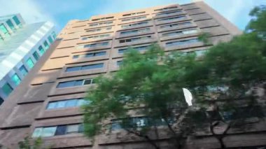 Yolcu koltuğundan kentsel manzaraya bakarken şehrin içinden geçiyor.