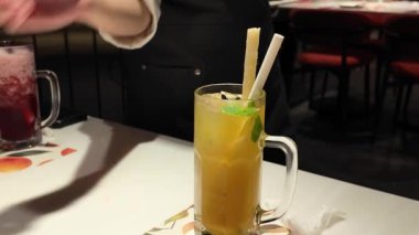 Restorandaki Şeker Çubuğu Suyu ve Bulaşık Servisi