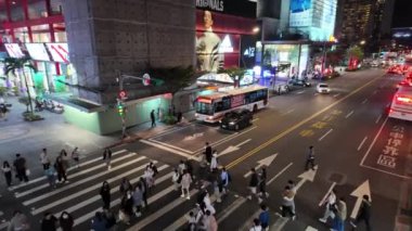 Sokaklardaki Gece Hayatı: Yayaların, Trafiğin ve Şehrin Genel Görünümü