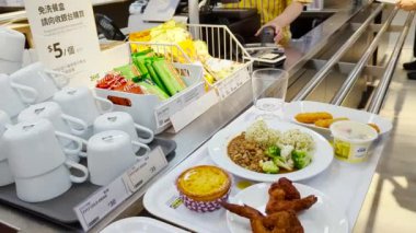 IKEA 'da Yemek: Çıkış Tezgahında Zevk Tepsisi