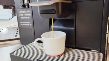 4K Ikea mağazasındaki makineden İtalyan kahvesi demliyor.