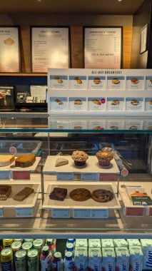 Starbucks İçişleri: Gösterilen Pastalar ve Menü Kurulu