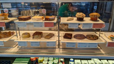 Kanada 'daki Starbuck mağazasında satılık çeşitli ekmek ve kekler