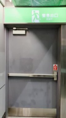 Güvenlik Öncelikli: MRT güvenlik kapısının üstündeki çıkış imzası