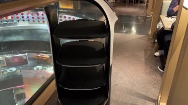 Akıllı Yemek: Robot Garson Büfe Restoranında Tabak Topluyor