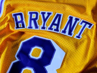 Kobe Bryant forması Lakers sarı renk, yatay çerçeve: 07 Temmuz 2023