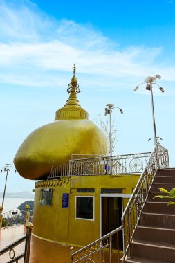 Phuket Tayland 'da mavi gökyüzü ile Pagoda Wat Koh Sirae